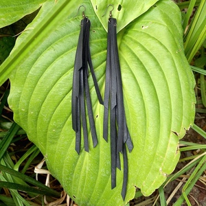 Aszimmetrikus, hosszú, fekete, szalagos fülbevaló - bicikli belsőből - ékszer - fülbevaló - rojtos fülbevaló - Meska.hu