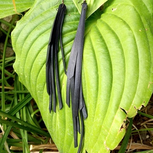 Aszimmetrikus, hosszú, fekete, szalagos fülbevaló - bicikli belsőből - ékszer - fülbevaló - rojtos fülbevaló - Meska.hu