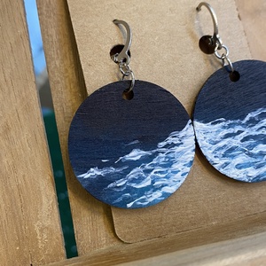 Atlantic - kézzel festett tenger mintás  fa fülbevaló, kerek - ékszer - fülbevaló - lógós kerek fülbevaló - Meska.hu
