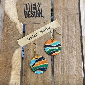Badacsony - lézzel festett absztrakt színes fa fülbevaló, kerek, kicsi - ékszer - fülbevaló - lógós kerek fülbevaló - Meska.hu