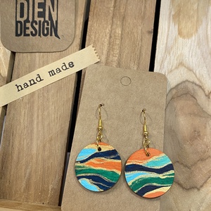 Badacsony - lézzel festett absztrakt színes fa fülbevaló, kerek, kicsi - ékszer - fülbevaló - lógós kerek fülbevaló - Meska.hu