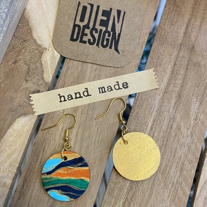 Badacsony - lézzel festett absztrakt színes fa fülbevaló, kerek, kicsi - ékszer - fülbevaló - lógós kerek fülbevaló - Meska.hu