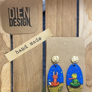 Kis herceg - kézzel festett fa fülbevaló, ovális - ékszer - fülbevaló - lógó fülbevaló - Meska.hu