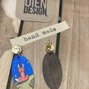 Kis herceg - kézzel festett fa fülbevaló, ovális - ékszer - fülbevaló - lógó fülbevaló - Meska.hu