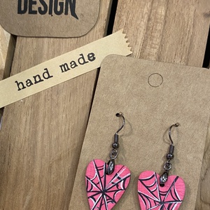 Punk love - kézzel festett pink, pókhálós fa fülbevaló,  szív alak - ékszer - fülbevaló - lógó fülbevaló - Meska.hu