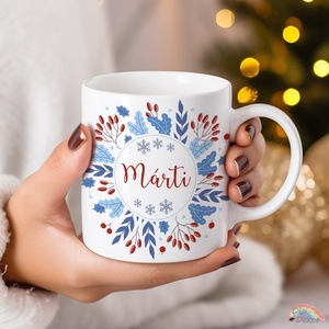 Karácsonyi motívumos, névre szóló bögre nőknek. Kék-piros növényekkel díszített kerámia bögre. - Meska.hu