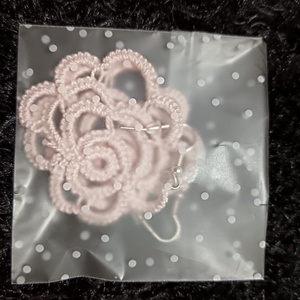 Halvány rózsaszín hajócsipke rózsafülbevaló  - ékszer - fülbevaló - lógó fülbevaló - Meska.hu