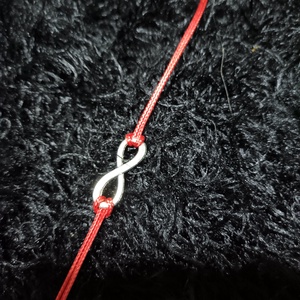 Végtelen szimbólumú piros karkötő  - ékszer - karkötő - karkötő medállal - Meska.hu