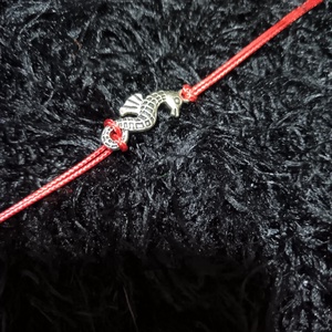 Csikóhalas piros karkötő  - ékszer - karkötő - karkötő medállal - Meska.hu