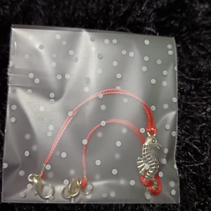 Csikóhalas piros karkötő  - ékszer - karkötő - karkötő medállal - Meska.hu