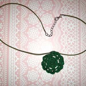 Sötét zöld horgolt nyaklánc  - ékszer - nyaklánc - medálos nyaklánc - Meska.hu