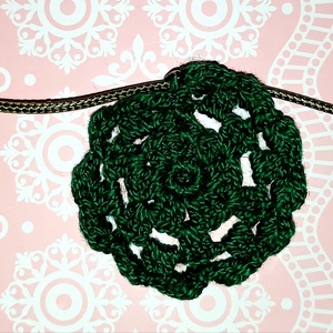 Sötét zöld horgolt nyaklánc  - ékszer - nyaklánc - medálos nyaklánc - Meska.hu