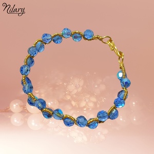 Középkék szivárványos fényű üveggyöngy karkötő sárgarézdróton - ékszer - karkötő - gyöngyös karkötő - Meska.hu