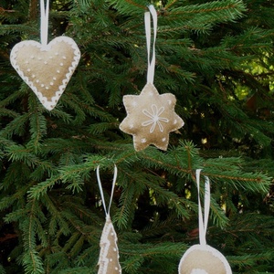 Adventi-karácsonyi díszek drapp gyapjúfilcből -  - Meska.hu