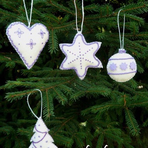 Adventi-karácsonyi díszek fehér gyapjúfilcből -  - Meska.hu