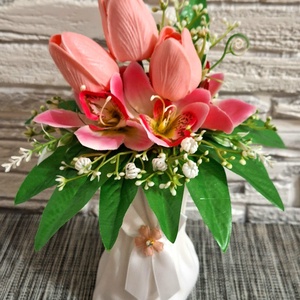 Barack Tulipános és Orchideás Asztaldísz � Romantikus Dekoráció Fehér Batyu Vázában (25 cm), Ünnepi díszek, dekorációk, Húsvéti díszek és dekorációk, Húsvéti asztaldíszek, Virágkötés, MESKA