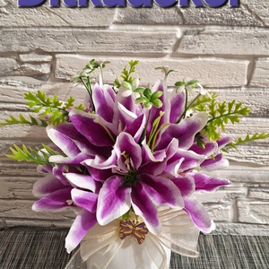  Elegáns Lila Liliomos Asztaldísz � Ünnepi Dekoráció Fehér Kerámia Vázában (25 cm) - Meska.hu