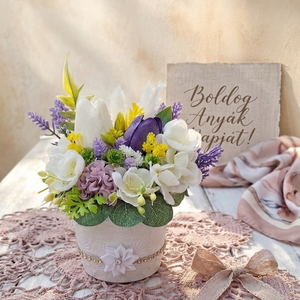 Elegáns Anyáknapi asztaldísz lila és fehér tulipánokkal(20cm magas), Otthon & Életmód, Dekoráció, Asztal és polc dekoráció, Asztaldísz, Virágkötés, MESKA
