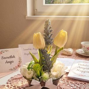 Anyák napi Tulipános dekoráció (15cm magas), Otthon & Életmód, Dekoráció, Asztal és polc dekoráció, Asztaldísz, Virágkötés, MESKA