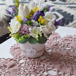Elegáns tulipános tavaszi asztaldísz � Lila-fehér élethű virágkompozíció(15cm magas) - Meska.hu