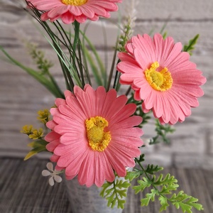  Anyák napiSugárzó szeretet � Élénk pink gerberás asztaldísz Anyák napjára(25cm magas) - Meska.hu