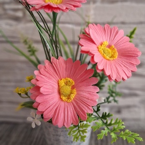  Anyák napiSugárzó szeretet � Élénk pink gerberás asztaldísz Anyák napjára(25cm magas) - otthon & életmód - virágdekoráció - virágdíszek - virágdísz kaspóban - Meska.hu