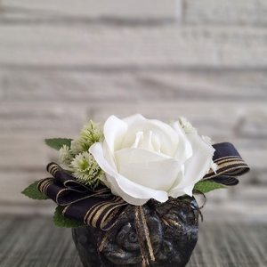 Elegáns fehér rózsa antikolt kaspóban � Prémium kézműves asztaldísz(10cm) - Meska.hu