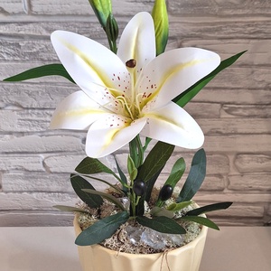 Élethű liliom dekoráció krémszínű kaspóban � Egyedi feliratos kártyával Születésnapra, Névnapra, Tanárnőnek (38cm magas) - Meska.hu