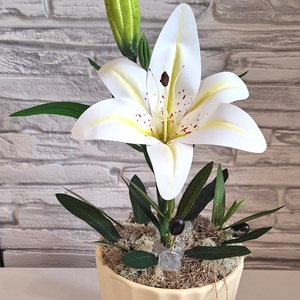 Élethű liliom dekoráció krémszínű kaspóban � Egyedi feliratos kártyával Születésnapra, Névnapra, Tanárnőnek (38cm magas) - otthon & életmód - dekoráció - asztal és polc dekoráció - asztaldísz - Meska.hu