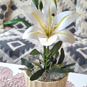 Élethű liliom dekoráció krémszínű kaspóban � Egyedi feliratos kártyával Születésnapra, Névnapra, Tanárnőnek (38cm magas) - otthon & életmód - dekoráció - asztal és polc dekoráció - asztaldísz - Meska.hu
