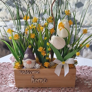 Welcome home manókert � Fehér tulipános asztaldísz fa ládában, sárga virágokkal - otthon & életmód - dekoráció - asztal és polc dekoráció - asztaldísz - Meska.hu