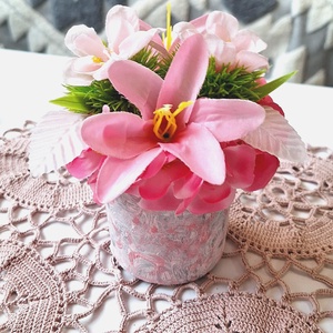 Prémium pink liliomos mini asztaldísz egyedi márványos kaspóban(13cm magas) - otthon & életmód - virágdekoráció - virágdíszek - virágdísz kaspóban - Meska.hu