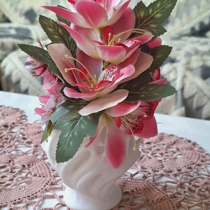 Exkluzív orchidea álom � Modern pink virágdísz áttört mintás fehér tartóban - otthon & életmód - dekoráció - asztal és polc dekoráció - asztaldísz - Meska.hu