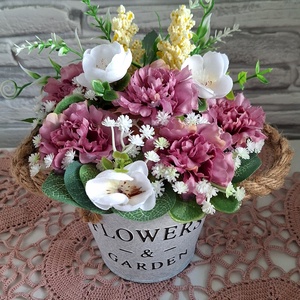 Provence-i álom asztaldísz � Mályva rózsák és fehér virágok harmóniája(15cm magas) - otthon & életmód - virágdekoráció - virágdíszek - asztali virágdísz - Meska.hu