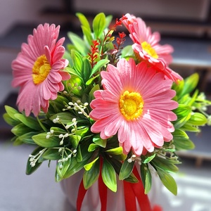 Vidám rózsaszín gerbera asztali dísz � Kézműves otthondekoráció - Meska.hu