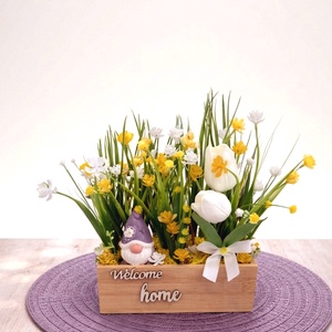 Welcome home manókert � Fehér tulipános asztaldísz fa ládában, sárga virágokkal - otthon & életmód - dekoráció - asztal és polc dekoráció - asztaldísz - Meska.hu