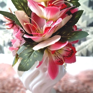 Exkluzív orchidea álom � Modern pink virágdísz áttört mintás fehér tartóban - otthon & életmód - dekoráció - asztal és polc dekoráció - asztaldísz - Meska.hu