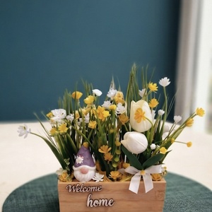 Welcome home manókert � Fehér tulipános asztaldísz fa ládában, sárga virágokkal - Meska.hu