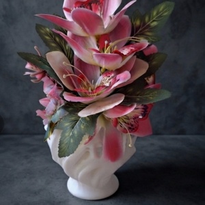 Exkluzív orchidea álom � Modern pink virágdísz áttört mintás fehér tartóban - Meska.hu