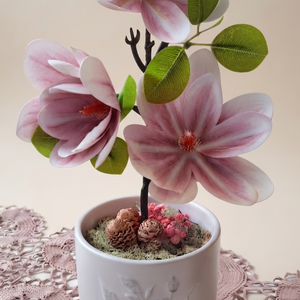 Élethű Magnóliás asztaldísz ezüst mintás kaspóban � Elegáns kézműves virágdekoráció ajándékba(38cm magas) - Meska.hu