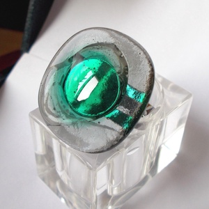 Szürkében smaragd gyűrű, ajándék nőknek  karácsonyra, névnapra, születésnapra., Ékszer, Gyűrű, Statement gyűrű, Ékszerkészítés, Üvegművészet, MESKA