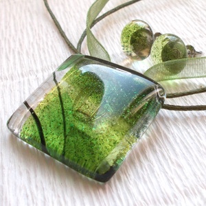 Tündérek erdeje  üvegékszer , ajándék nőknek névnapra, születésnapra., Ékszer, Ékszerszett, Ékszerkészítés, Üvegművészet, Fusing technikával készült, ez a különleges fényű üvegékszer.
Átlátszó, csillogó zöld és mintás üve..., MESKA