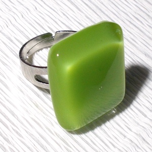 Zöld színű gyűrű, ajándék névnapra születésnapra., Ékszer, Gyűrű, Statement gyűrű, Ékszerkészítés, Üvegművészet, MESKA