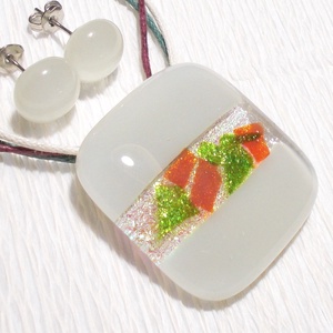 Homok színű-mintás dichroic medál és fülbevaló, ajándék nőknek névnapra, születésnapra, karácsonyra., Ékszer, Ékszerszett, Ékszerkészítés, Üvegművészet, MESKA