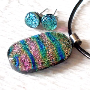 Szivárványos dichroic medál és fülbevaló, szalagavató bálra, névnapra, születésnapra. -  - Meska.hu
