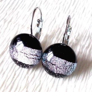 Fekete-ezüst szalagos  kapcsos fülbevaló, ajándék nőknek névnapra, születésnapra.  - ékszer - fülbevaló - lógós kerek fülbevaló - Meska.hu