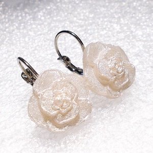 Krém rózsa kapcsos fülbevaló, ajándék nőknek névnapra, születésnapra.  - ékszer - fülbevaló - lógó fülbevaló - Meska.hu