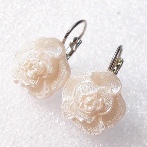 Krém rózsa kapcsos fülbevaló, ajándék nőknek névnapra, születésnapra.  - ékszer - fülbevaló - lógó fülbevaló - Meska.hu