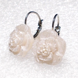 Krém rózsa kapcsos fülbevaló, ajándék nőknek névnapra, születésnapra.  - ékszer - fülbevaló - lógó fülbevaló - Meska.hu