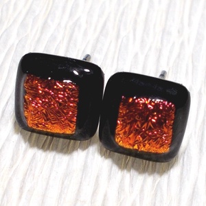 ORVOSI FÉM! Vörös és fekete dichroic  fülbevaló, ajándék névnapra, születésnapra., Ékszer, Fülbevaló, Pötty fülbevaló, Ékszerkészítés, Üvegművészet, Meska